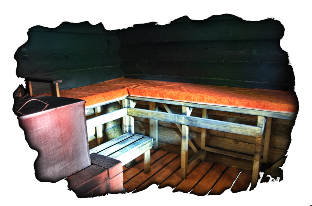 Внутреннее пространство парилки бани по-чёрному. Видны закопчёные стены, полки, покрытые тканью, кирпичная печка.